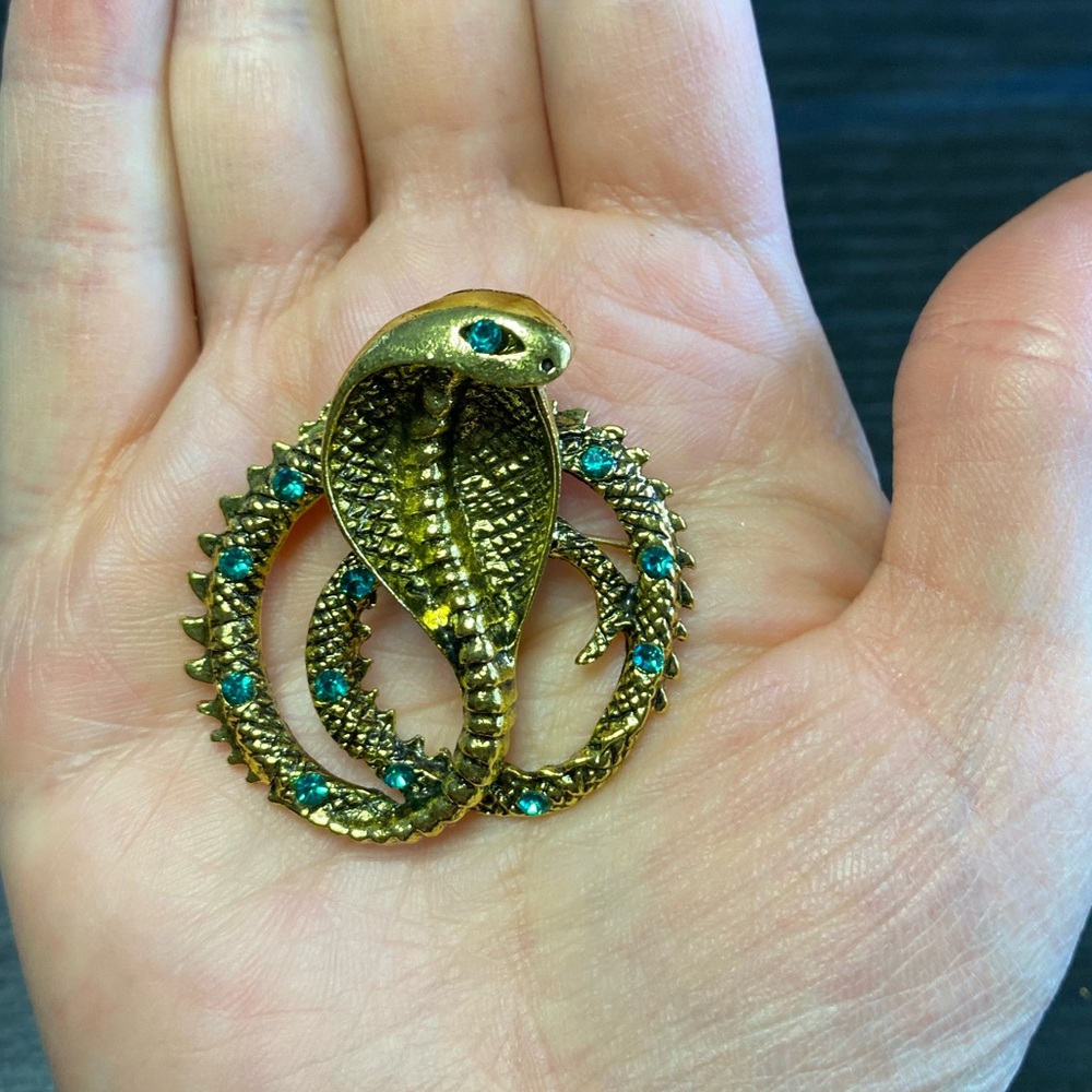 Gold snake brooch with green rhinestones - Picture 8 of 10